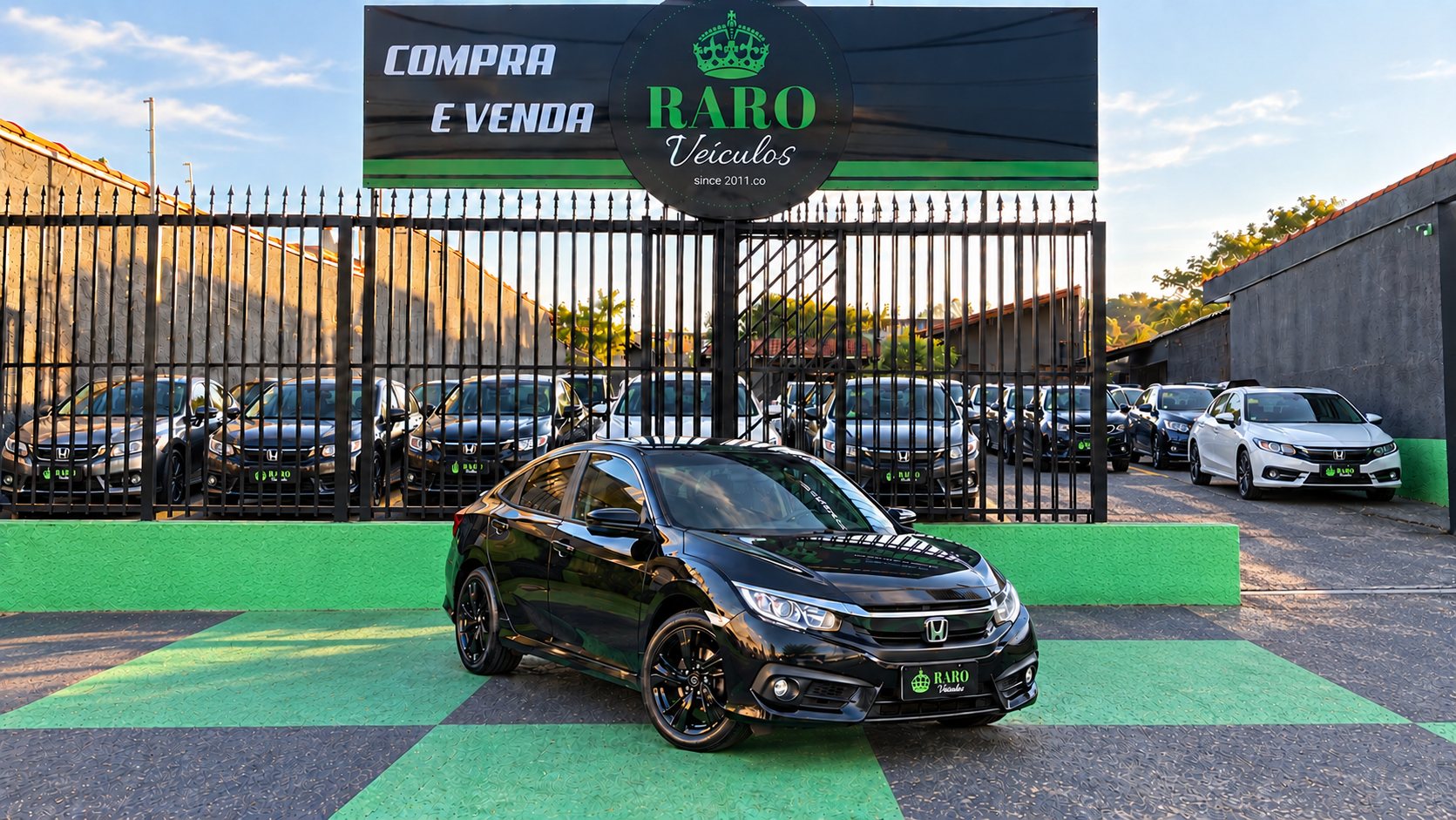 Honda Civic preto em frente à loja Raro Veículos, em Campinas